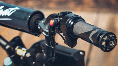 This Innovative New Motorbike Does the (Seemingly) Impossible at the Touch of a Button