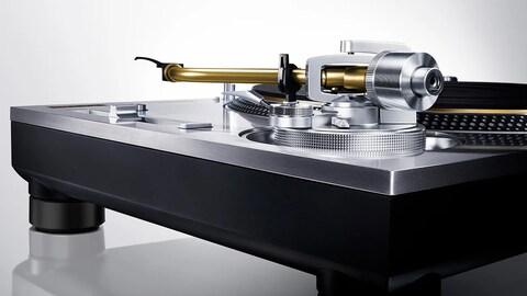 A Legendary Japanese Hi-Fi Brand Just Breathed New Life Into an Iconic Turntable