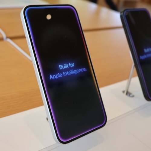 Apple Considers Replacing Its Own AI With ChatGPT or Anthropic's Claude