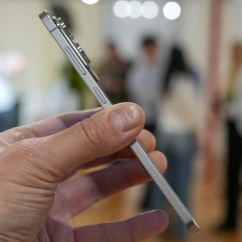 The Shockingly Thin Samsung Galaxy S25 Edge Feels Great to Hold, But There's One Big Drawback