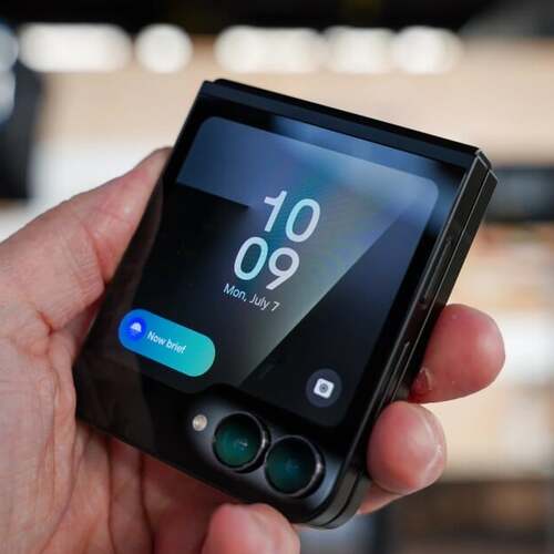 Samsung's Cheaper Galaxy Z Flip 7 FE Isn't Easy to Buy Through a Carrier
