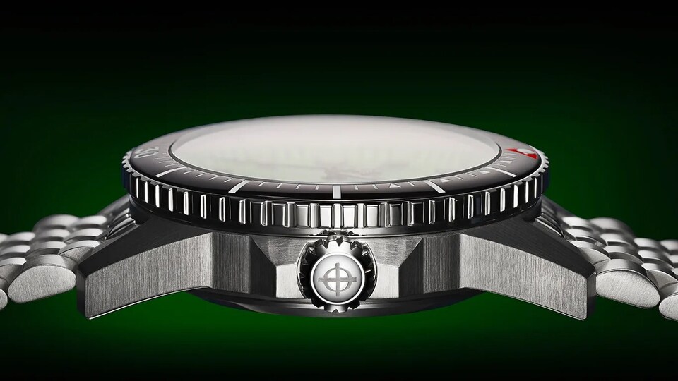 A Famous $2,000 Dive Watch Is Now Selling for $125, and Reddit Is Going Nuts